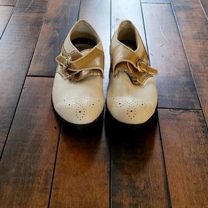 Vintage golf shoes. Size 6.
